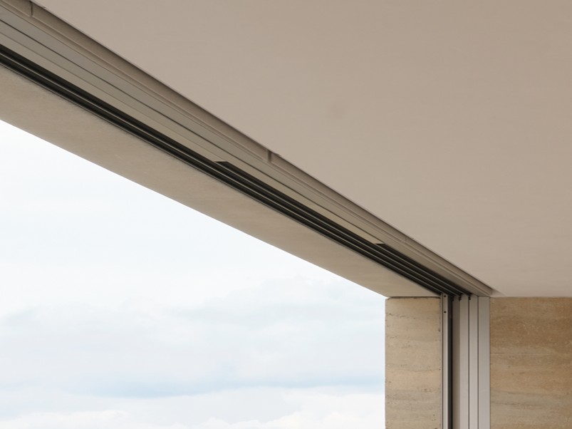 close-updsf5425web.jpg